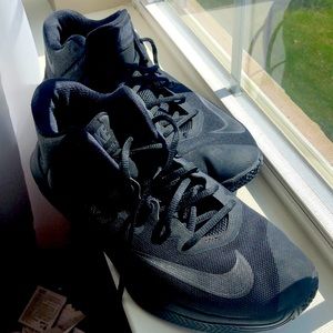 Nike men’s AirVersatile II size 10.5